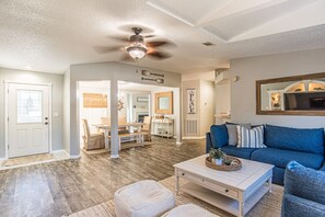 تلفزيون ذكي، مدفأة، كُتُب، مكتب