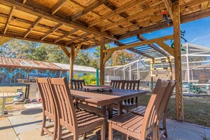Outdoor dining - Mermaid Manor Carriage House - Screened Saltwater Pool- Hottub - Sleeps 6 - Dog OK (Homosassa)