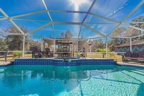 A heated pool - Mermaid Manor Carriage House - Screened Saltwater Pool- Hottub - Sleeps 6 - Dog OK (Homosassa)