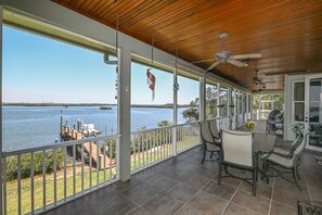 Outdoor dining - Ozello Manor|Bayfront|Pvt Dock|Kayaks|8ppl|1DogOK (Ozello)