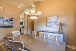Dining - PerfectPointeLakehouse|PvtDock|Kayaks|8ppl|Firepit|ScreenedPatio (Hernando)