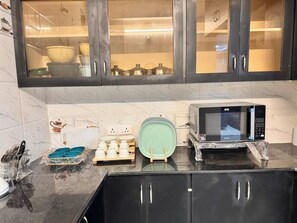 Appartamento familiare, vista cortile | Cucina privata | Frigorifero con congelatore, microonde, forno