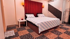 Familienapartment, Blick auf den Innenhof | Essbereich im Zimmer