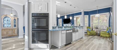 Refrigerador, microondas, horno, placa de cocina