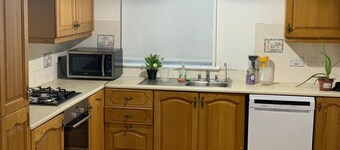 Spacious 4-bedroom house in Clonee with WiFi
Owner is staying @ Same Property