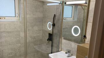 Ducha, toallas, jabón y papel higiénico