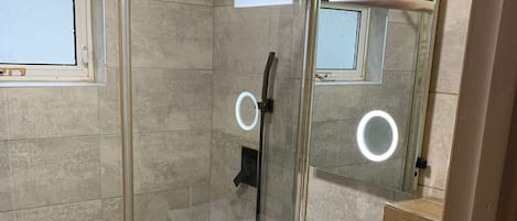 تجهيزات دش، مناشف، صابون، ورق حمّام