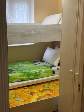 4 bedrooms, iron/ironing board, WiFi, bed sheets