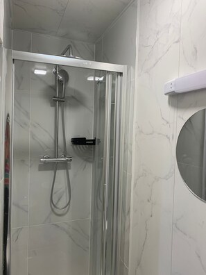 シャワー、タオル、石鹸、トイレットペーパー