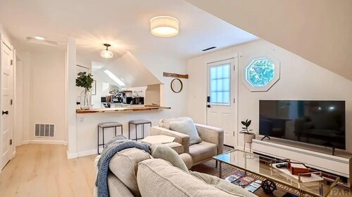 STUNNING NEW MOUNTAIN VIEW 2 BEDROOM APARTMENT- OLD COLORADO CITY 