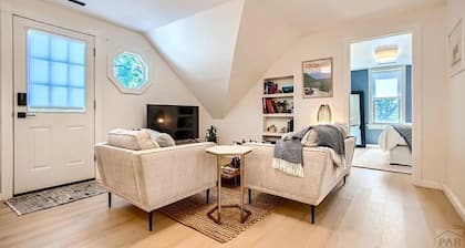 STUNNING NEW MOUNTAIN VIEW 2 BEDROOM APARTMENT- OLD COLORADO CITY