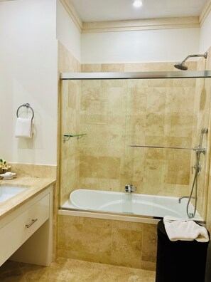 Dusche, Haartrockner, Handtücher, Seife