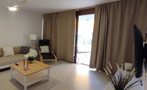 智能电视、书、立体声音响