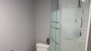 Een douche, een haardroger, handdoeken, zeep