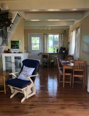 Dining - Water view cottage with hot tub, beach access and fire pit (Pointe-Brûlée)