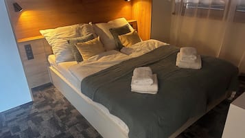 1 dormitori, planxa i posts de planxar, wifi i roba de llit