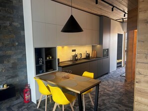 Kjøleskap, mikrobølgeovn, oppvaskmaskin og kaffetrakter/tekoker