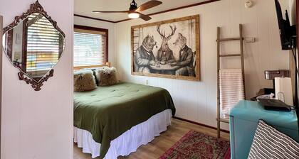 Quaint studio in charming Red River, close to Main Street.