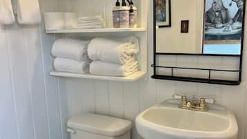 Regadera, secadora de cabello, toallas, jabón