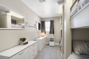 4 Schlafzimmer, Schreibtisch, Bügeleisen/Bügelbrett, Reisekinderbett