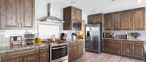 Kylskåp, mikrovågsugn, ugn och spishäll