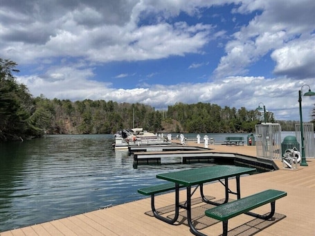 Outdoor dining. Fishing, Kayaking, Pet-friendly on the Smith River