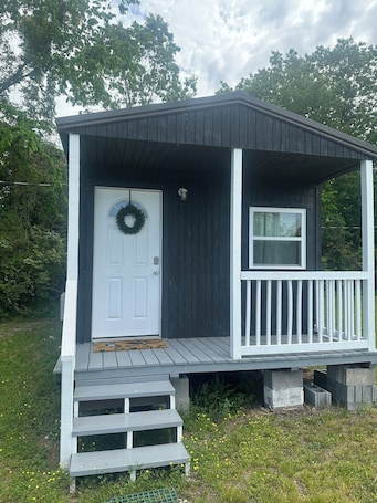 Exterior. Bear Cub ,Cozy cabin with WiFi and AC in peaceful Stevenson