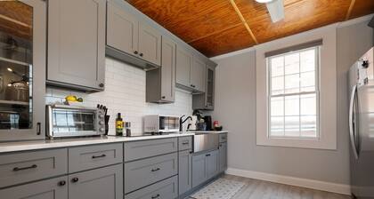 Modern meets Classic: Cozy condo on Smith River