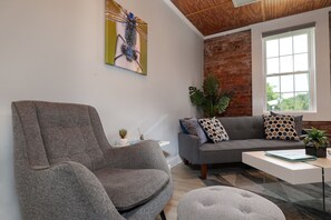 TV - Modern meets Classic: Cozy condo on Smith River (Bassett)