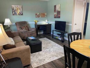 Smart TV, books - Stylish Flat in DT Durham-Sep A/C-downtown walkable (Durham)