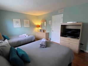 1 soverom, skrivebord, strykejern/-brett og wi-fi (inkludert)