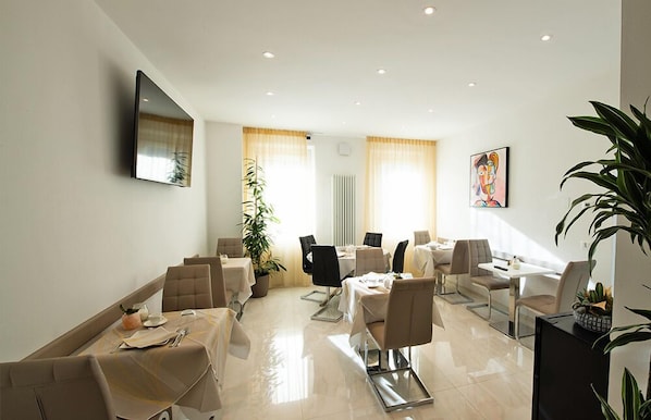 TV connectée de 33 pouces avec chaînes par satellite