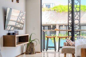 Deluxe-studio | Tallelokero huoneessa, pimennysverhot, ilmainen Wi-Fi, vuodevaatteet