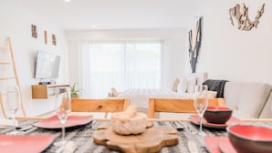 Una sala de estar moderna con comedor listo para una comida.