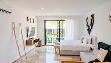 Deluxe Studio | In-room safe, blackout curtains, free WiFi, bed sheets