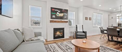 TV connectée, cheminée, baby-foot