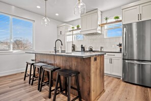 Een koelkast, een microgolfoven, een oven, een kookplaat