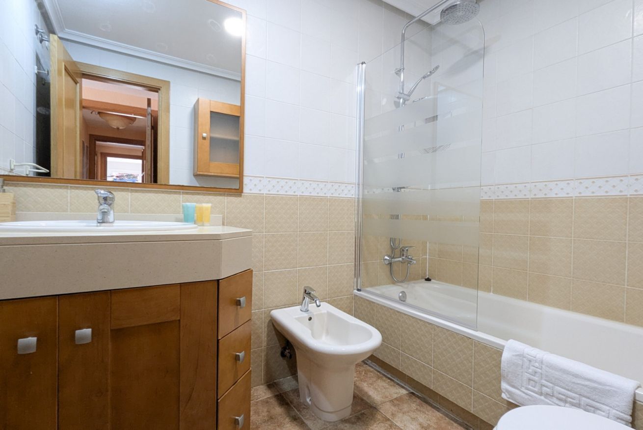Une salle de bain équipée d’un lavabo, d’un bidet, d’une douche et d’une baignoire.