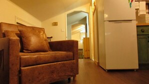 Living area - The Loft at Aspen Pine with Wi-Fi, AC in wonderful Hot Springs (Hot Springs)