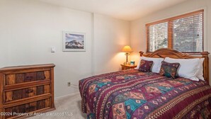 4 slaapkamers, een strijkplank/strijkijzer, gratis wifi, beddengoed