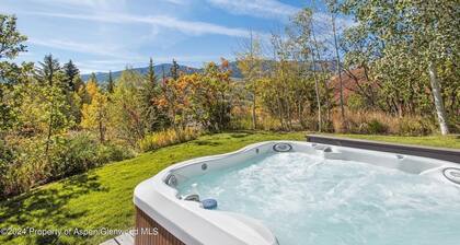 Spacious 4-bedroom house in Snowmass Village with a beautiful view.