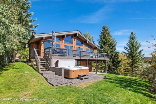 Spacious 4-bedroom house in Snowmass Village with a beautiful view. 