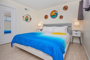 1 chambre, fer et planche à repasser, lit de bébé portatif