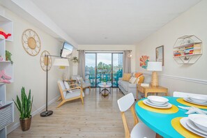 Smart TV, video games, books - Oceanview 1 bdrm condo, pools, hot tubs, lazy river, WIFI, walk to attractions! (Myrtle Beach)