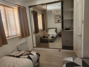 2 bedrooms, desk, iron/ironing board, free WiFi - My Holiday Home - 2 Bed House - Free parking (Swinton)