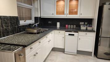 Jääkaappi, mikroaaltouuni, uuni, astianpesukone