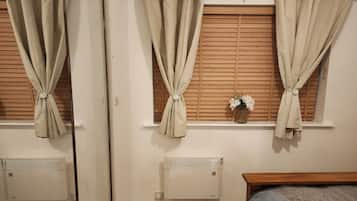 2 makuuhuonetta, työpöytä, silitysrauta/-lauta, ilmainen Wi-Fi