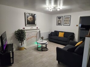 Smart TV - My Holiday Home - 2 Bed House - Free parking (Swinton)