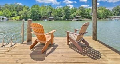 Charming Cottage with Wifi, Screened Porch Just Feet From the Lake