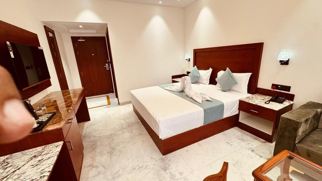 スーペリア スイート キングベッド 1 台 バルコニー | ミニバー (無料)、ノートパソコン用作業スペース、WiFi (無料)、ベッドシーツ